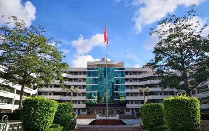 深圳市龙岗区布吉中学介绍